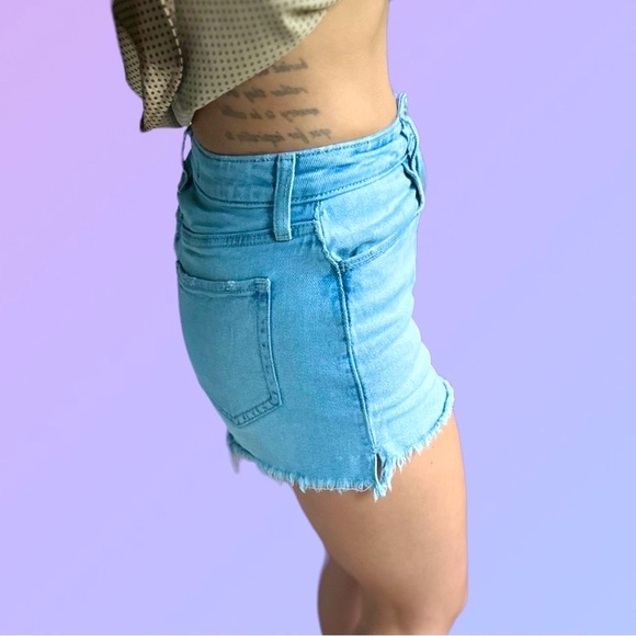 Light wash denim jean shorts - Picture 3 of 7
